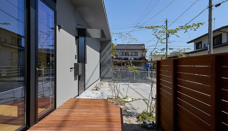 外観：ウッドデッキ